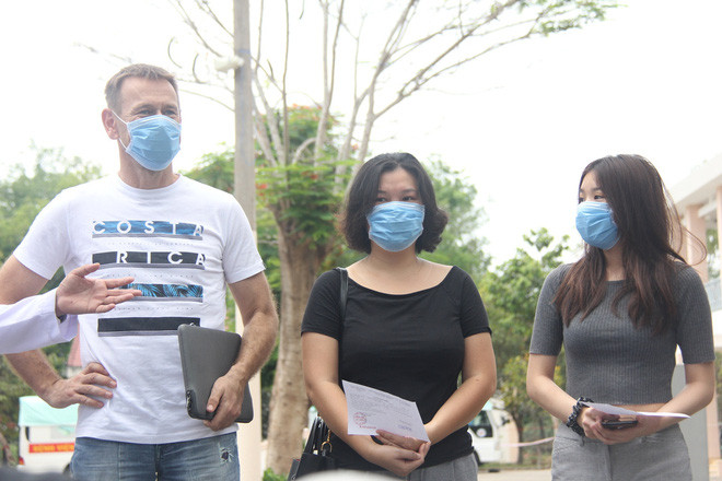 Hiện, TP HCM ghi nhận 49 trường hợp nhiễm nCoV, trong đó 15 người đã khỏi bệnh. Các bệnh nhân được công bố khỏi bệnh tại Bệnh viện dã chiến Củ Chi. Ảnh: Tổ quốc. Video "Thêm 30 bệnh nhân mắc Covid-19 được xuất viện". Nguồn: VTC Now.