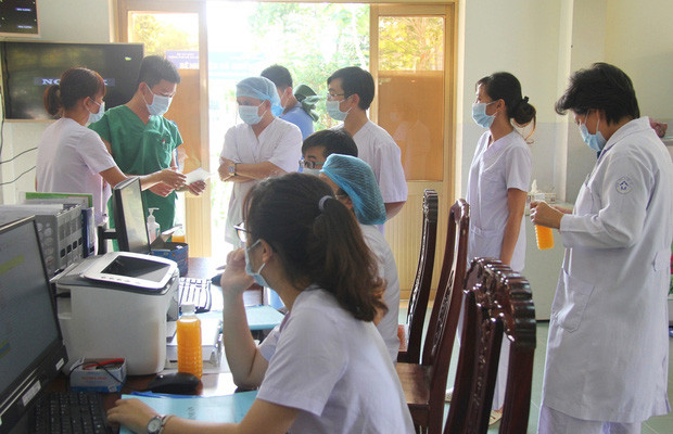 Những người được đưa đến cách ly tại BV Dã chiến Củ Chi được bố trí ở các khu vực, có sự giám sát chặt chẽ của cán bộ bệnh viện. Phòng Kế hoạch tổng hợp, nơi các y bác sĩ, nhân viên y tế của bệnh viện làm việc. Ảnh: Tổ quốc.