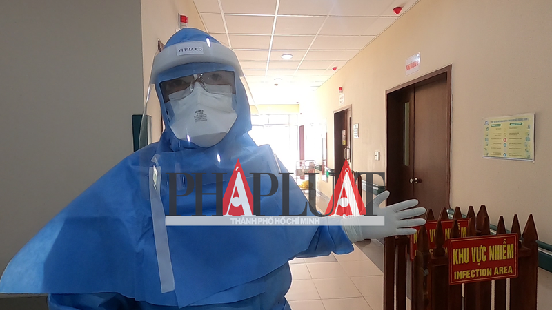 Các điều dưỡng cho biết có những ngày họ phải làm việc suốt nhiều tiếng đồng hồ với trang phục bảo hộ, họ phải đi lại, nói to để bệnh nhân nghe thấy nên rất mệt mỏi. Dù khó khăn và vất vả nhưng tất cả những y bác sĩ ở đây đều rất quyết tâm vừa khám chữa bệnh cho bệnh nhân, vừa đảm bảo sức khỏe cho chính mình, tránh lây lan giữa người bệnh và nhân viên y tế. Ảnh: Pháp Luật TP.HCM.