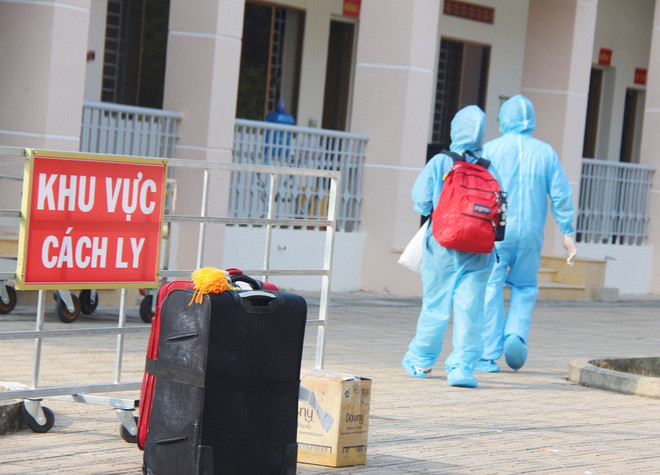 Bệnh viện được tận dụng từ những ngôi nhà huấn luyện của học viên tại trường và được chia làm 2 khu (khu điều trị và khu cách ly) với công suất 300 giường với 6 dãy nhà, mỗi dãy nhà bố trí 50 giường. Ảnh: Tổ quốc.