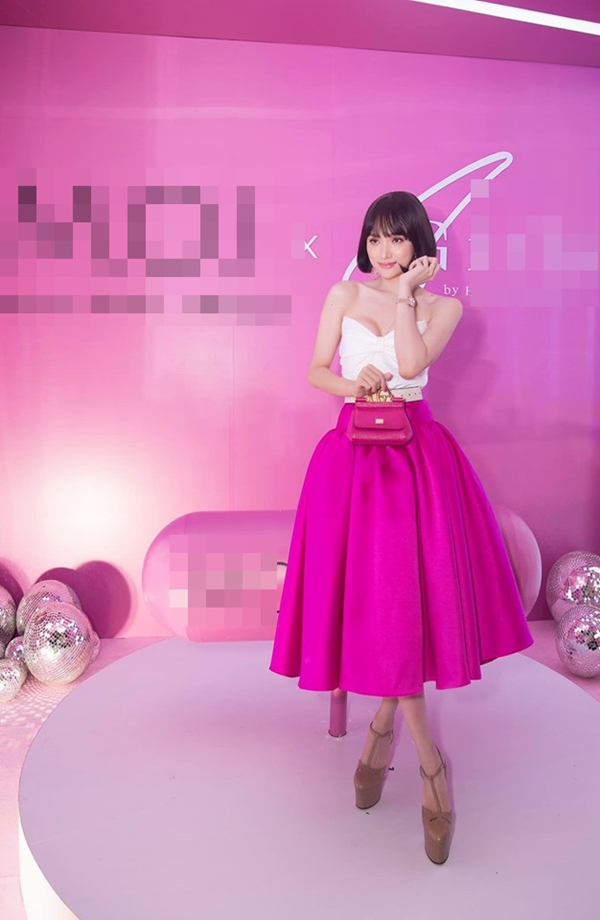 Hoa hậu chuyển giới Hương Giang rất ngọt ngào và nữ tính khi mix chân váy hồng xếp ly cùng áo cúp ngực màu trắng.