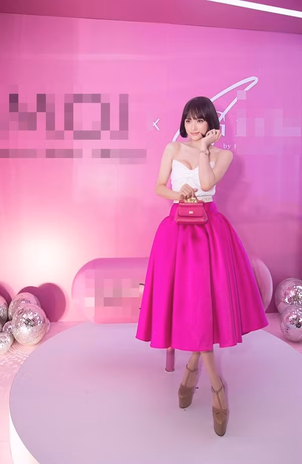 Hoa hậu chuyển giới Hương Giang rất ngọt ngào và nữ tính khi mix chân váy hồng xếp ly cùng áo cúp ngực màu trắng.