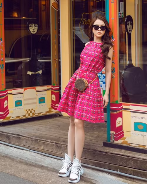 Sam trẻ trung nhưng không kém phần nữ tính, điệu đà khi diện đầm hồng cánh sen tươi tắn xuống phố.