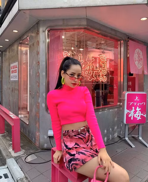 Chi Pu khiến fan mãn nhãn với bộ cánh hồng rực rỡ. Nữ ca sĩ diện áo crop top dài tay phối cùng chân váy và túi xách ton sur ton.