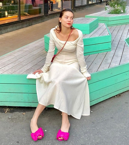 Đôi sandals hồng chính là điểm nhấn giúp Hồ Ngọc Hà tôn lên chiếc đầm trắng điệu đà. Ảnh: Internet. Mời độc giả xem Video "Minh Hằng chia sẻ về phong cách thời trang". Nguồn: VTC.