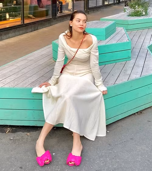 Đôi sandals hồng chính là điểm nhấn giúp Hồ Ngọc Hà tôn lên chiếc đầm trắng điệu đà. Ảnh: Internet. Mời độc giả xem Video "Minh Hằng chia sẻ về phong cách thời trang". Nguồn: VTC.