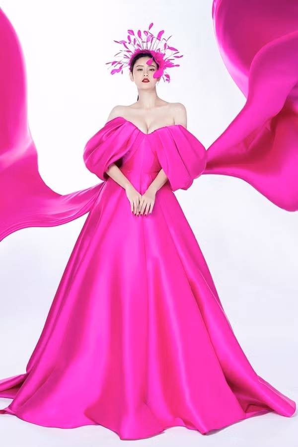 Trương Quỳnh Anh kiêu sa như bà hoàng trong bộ váy trễ nải, "nhuộm" tông hồng ấn tượng. Cô nàng còn chọn phụ kiện đội đầu ton-sur-ton, càng khiến vẻ ngoài thêm lộng lẫy.