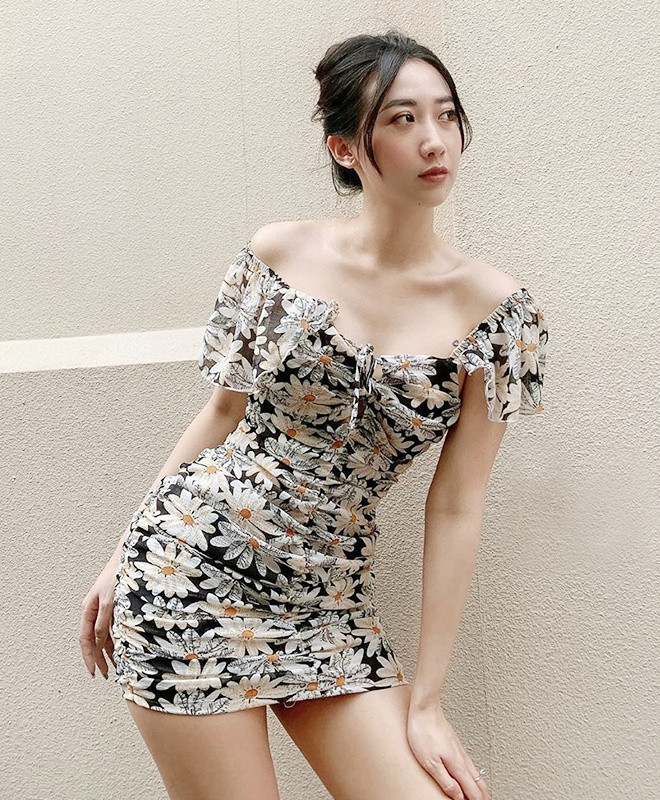 Không cần váy áo dạ hội cầu kỳ, Kiều Ly gây ấn tượng trong mắt người đối diện khi chọn váy trễ vai ôm sát vòng eo thon thả.