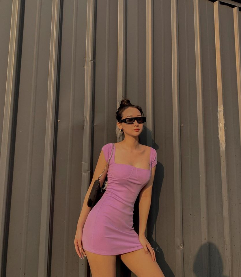 Với phong cách thời trang gợi cảm, tủ đồ của Kiều Ly không thiếu gì những bộ trang phục táo bạo, ôm sát hay cắt xẻ sexy.