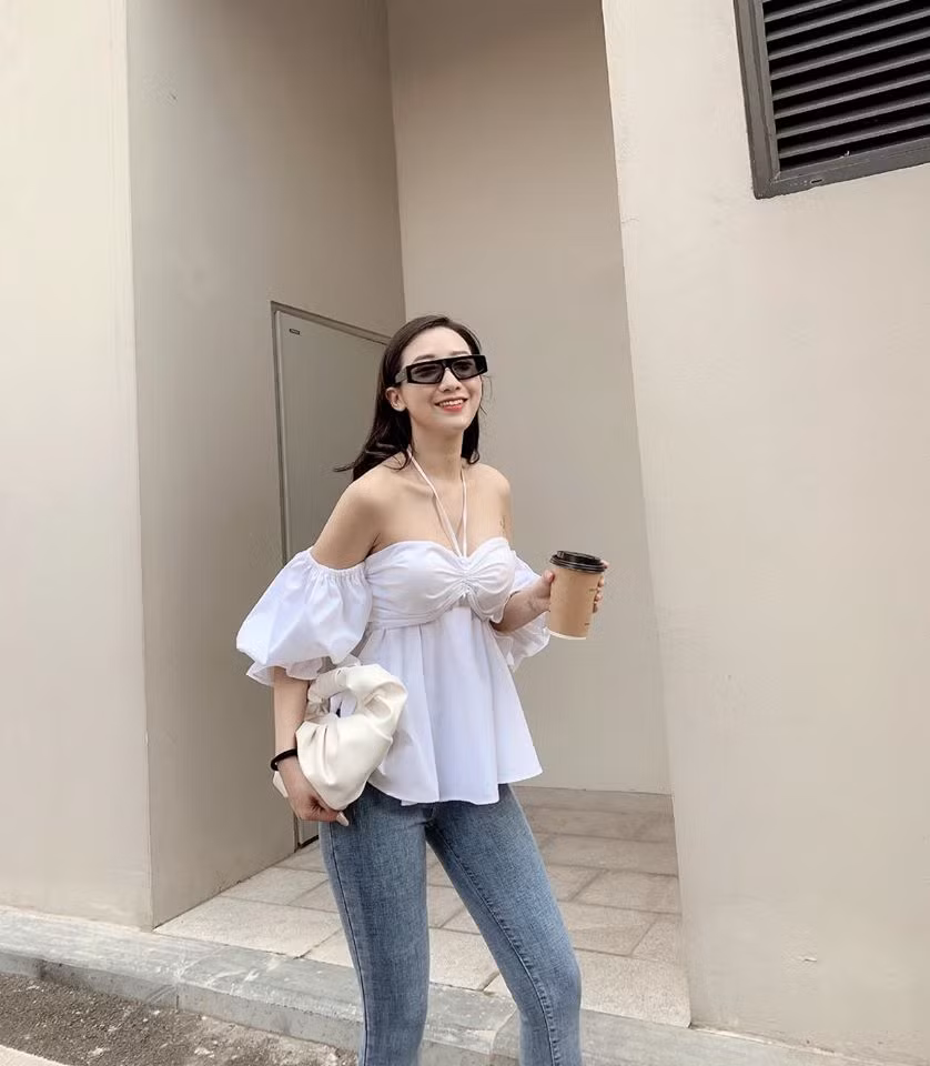 Nữ chính Người ấy là ai thường trông rất trẻ trung khi phối áo crop top, áo trễ vai, áo cổ chữ V, chữ U mix kèm quần jeans, short, quần ống rộng hay váy xẻ tà.