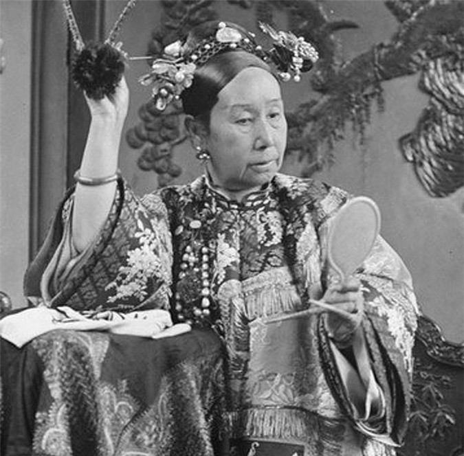 Móng tay dài ở Trung Quốc: Móng tay dài đã được phổ biến trong tầng lớp quý tộc Trung Quốc trong nhiều thế kỷ. Họ là một biểu tượng của sự giàu có cho thấy rằng chủ sở hữu của họ không phải làm việc. Hình ảnh bức chân dung nổi tiếng của Từ Hi Thái Hậu (triều đại nhà Thanh), nơi bà được mô tả với những móng tay cực kỳ dài được bảo vệ bằng những móng tay trang trí công phu.