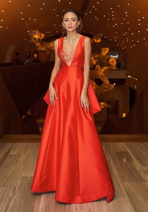 Á hậu Mâu Thủy cũng từng diện một thiết kế xẻ ngực sâu hun hút của Công Trí tham gia sự kiện.