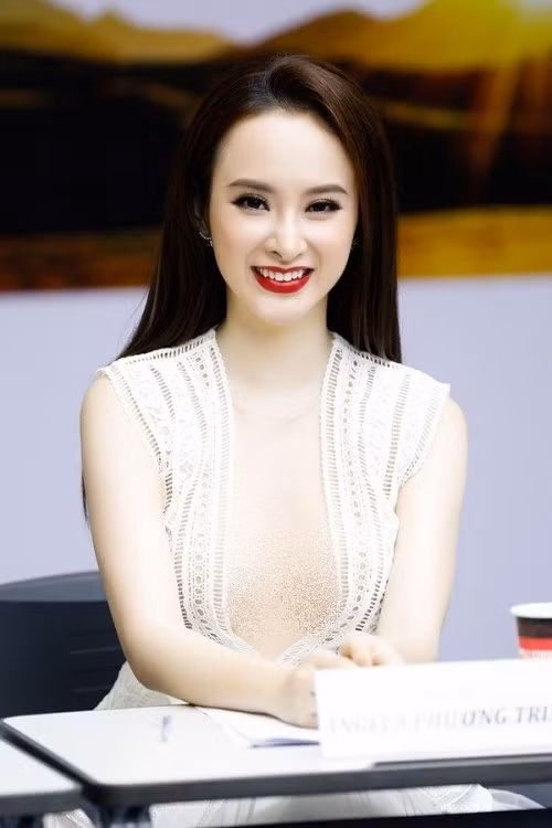 Angela Phương Trinh cũng nhận không ít gạch đá khi chọn chiếc váy khoét sâu, để lộ vòng một kém duyên.