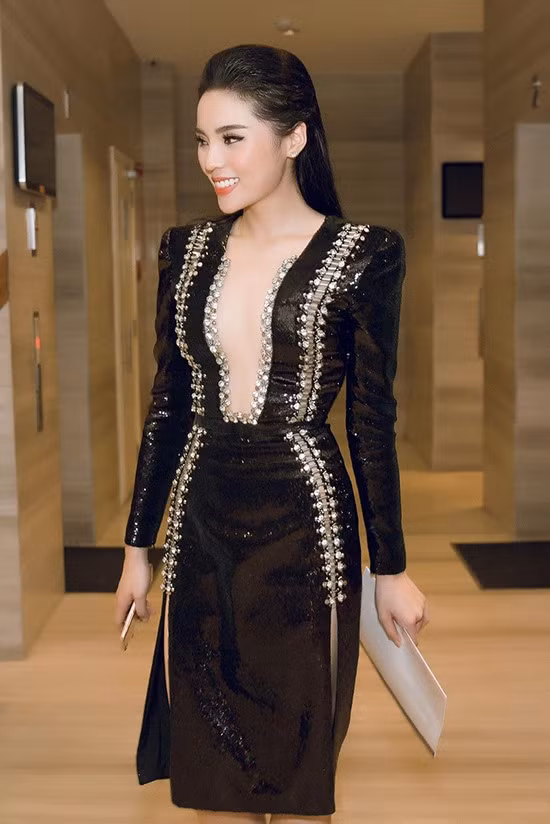 Trong một sự kiện, Hoa hậu Việt Nam 2014 khiến quan khách bất ngờ khi diện bộ váy ôm sát với đường xẻ ngực sâu hút.