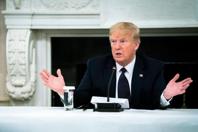 Ong Trump dung uong thuoc tri sot ret ngua COVID-19