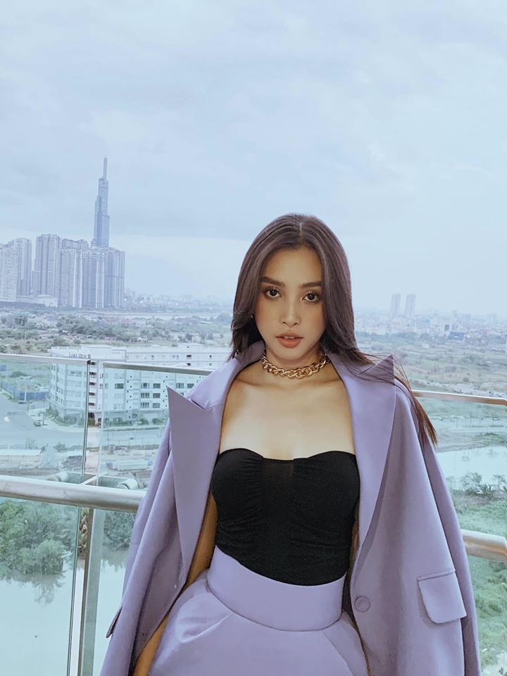 Người đẹp họ Trần cũng nhanh nhạy bắt trend màu tím của năm nay.