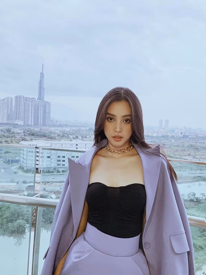 Người đẹp họ Trần cũng nhanh nhạy bắt trend màu tím của năm nay.