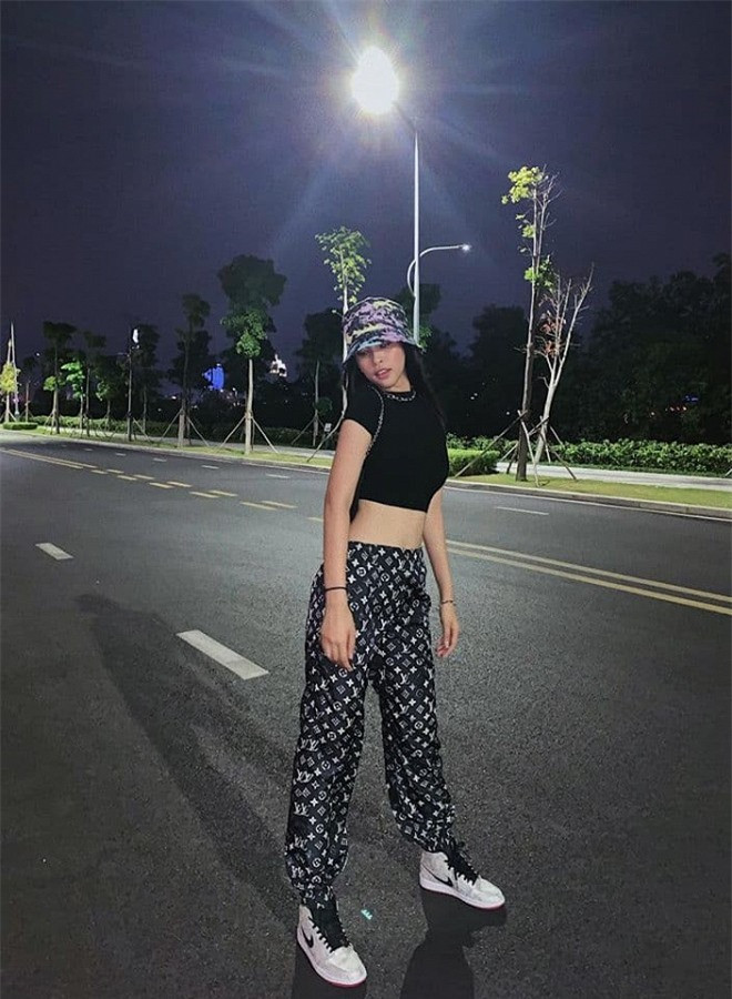 Tiểu Vy có thể thoải mái diện những set đồ khoe được trọn vẻ đẹp của cô gái đôi mươi.