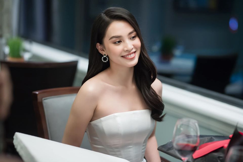 Thời gian gần đây, phong cách thời trang của Tiểu Vy có phần trưởng thành và gợi cảm hơn. Cô không ngại khoe đường cong quyến rũ trong các bộ đồ bó và trang phục khoe eo thon.