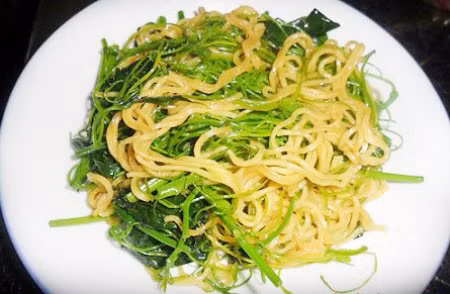 Nhiều người dân lại ghiền món rau bò khai xào mì tôm. Mì tôm chần qua nước ấm cho mềm, phi hành thơm cho rau vào đảo đều nêm gia vị, đến khi rau chín tái thì cho mì vào trộn đều, thêm ít tiêu bột sẽ khiến món ăn thêm đậm đà.