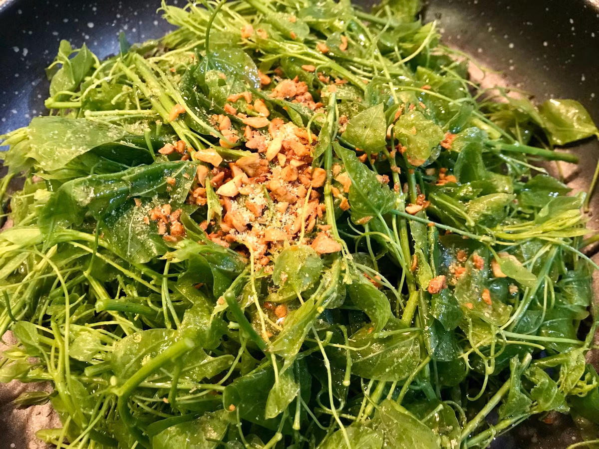 Khi chế biến rau bò khai cũng phải cần được vò qua và rửa sạch thì mới có thể thành món ngon được vì làm như vậy, bò khai mới dễ ngấm gia vị.