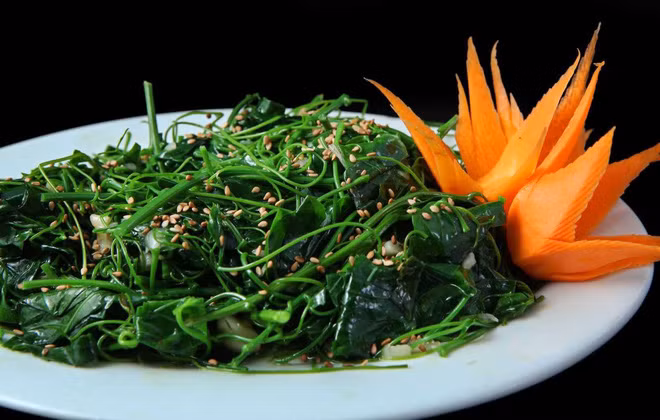 Điểm đáng chú ý nhất của món ăn này chính là mùi hơi... khai. Vì vậy, khi chế biến món ăn, người ta sẽ phải vò qua lá rau cho bớt mùi khai. Mặc dù vậy thì khi ăn vẫn không thể tránh khỏi được việc có chút mùi nhẹ khi ăn.