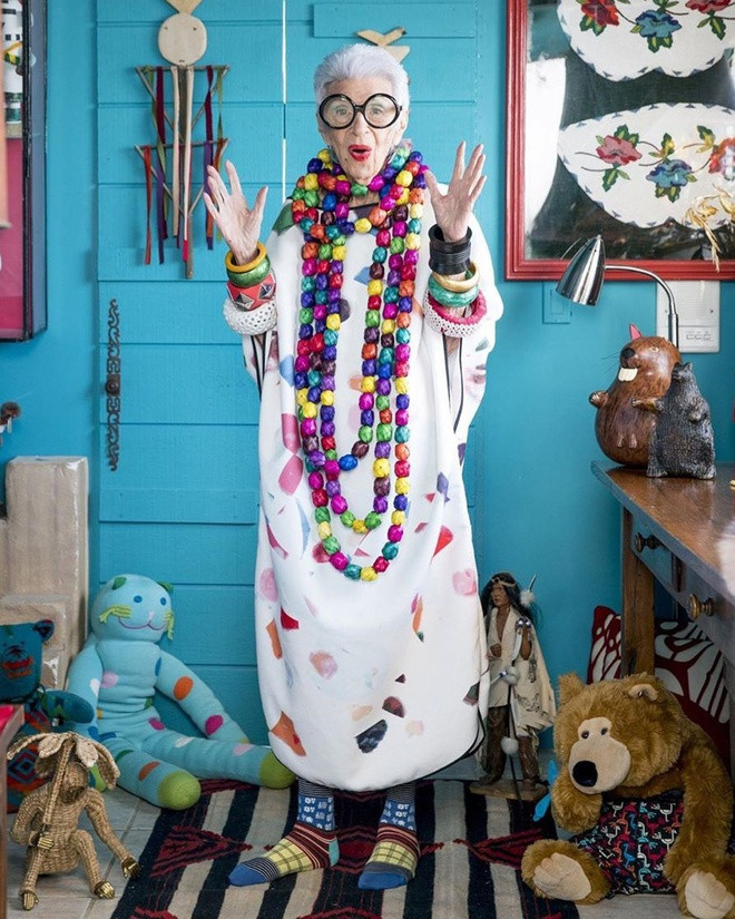 Không chỉ chỉnh chu về trang phục, cụ bà 99 tuổi còn rất chú trọng đến việc trang điểm sao cho phù hợp với bộ đồ.