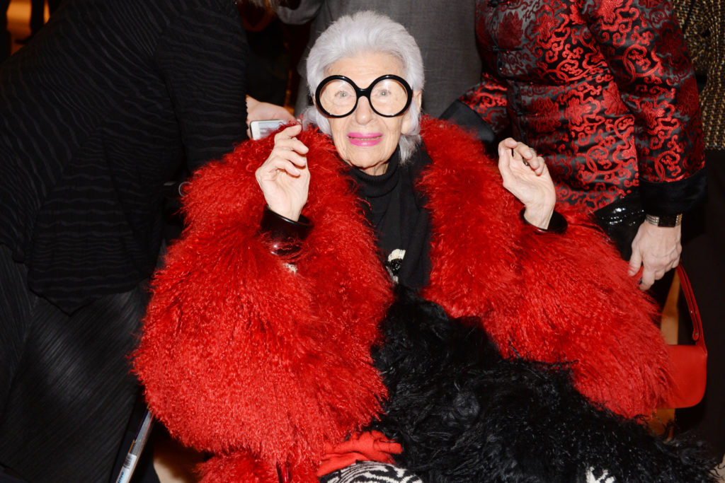 Không chỉ sở hữu phong cách thời trang sành điệu, bà Iris tạo dáng và thể hiện biểu cảm gương mặt không thua kém người mẫu.