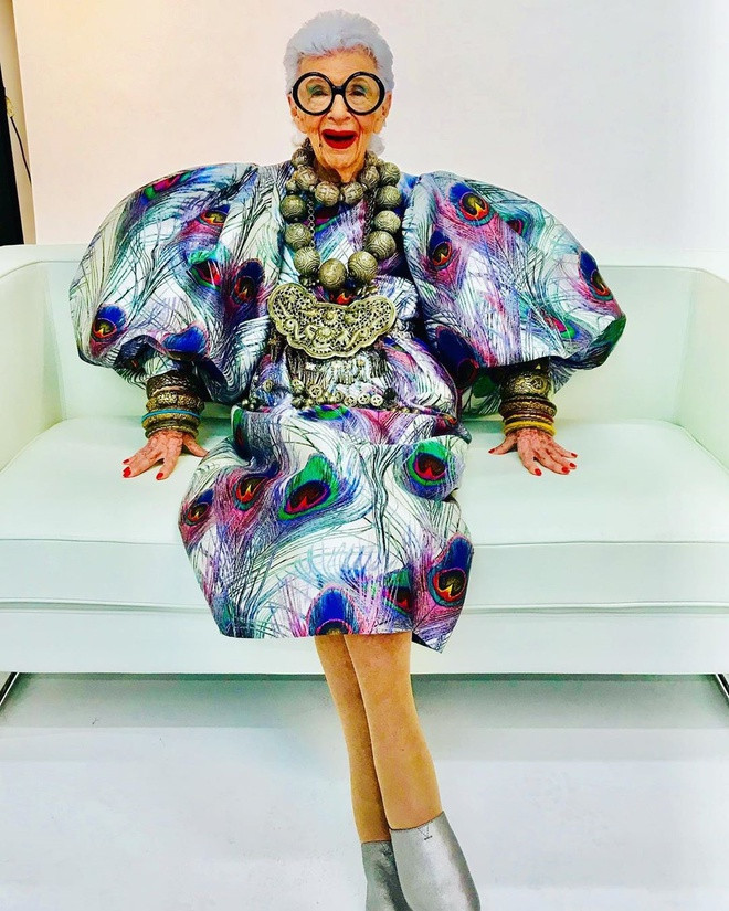 Dù lớn tuổi nhưng bà Iris vẫn truyền cảm hứng cho mọi phụ nữ cao tuổi có thêm sức mạnh và động lực thử các style thời trang trẻ trung, cá tính.