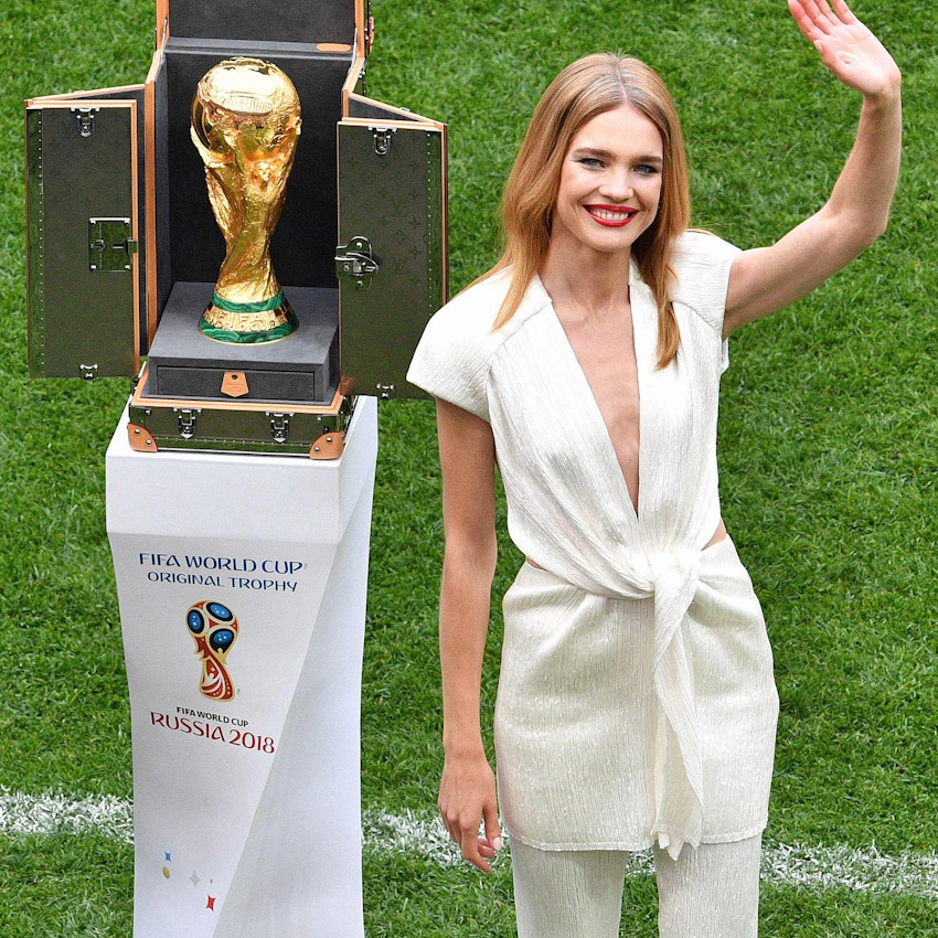 Xuất hiện tại sự kiện World Cup 2018, cô mặc trang phục xẻ ngực sâu không nội y cực nóng bỏng.