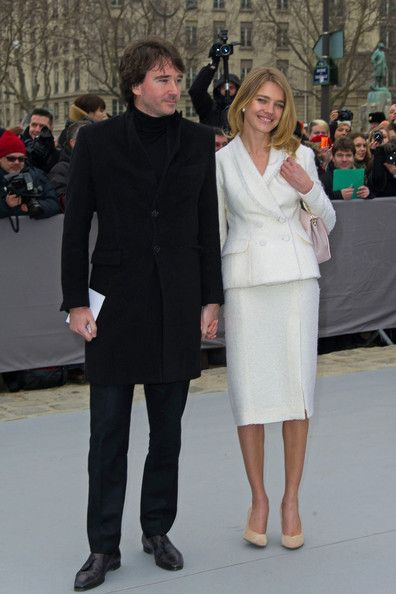 Cặp đôi thu hút sự chú ý khi xuất hiện trước công chúng. Khi bạn trai mặc một bộ đồ đen thì Natalia diện cả "dây" trắng sành điệu và nổi bật.