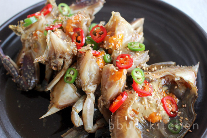 Nguyên liệu chính của món ăn là thứ cua nước ngọt. Nhưng do hiện tại khan hiếm nên người Hàn dùng loại cua đánh bắt ở biển để chế biến.