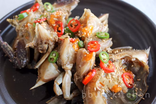 Nguyên liệu chính của món ăn là thứ cua nước ngọt. Nhưng do hiện tại khan hiếm nên người Hàn dùng loại cua đánh bắt ở biển để chế biến.