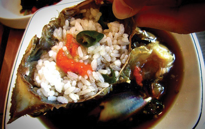 Món ăn được dùng kèm cùng cơm trắng. Người Hàn có thói quen trộn cơm trắng vào mai cua để hòa quyện với phần gạch đỏ, rồi mới thưởng thức.