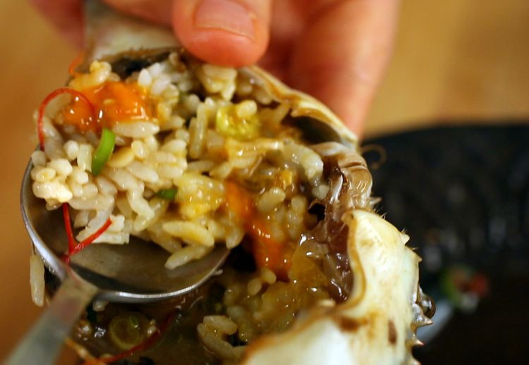 Tuy Ganjang gejang là món nhìn rất hấp dẫn nhưng không phải khách nước ngoài nào cũng dám thưởng thức. Bởi nguyên liệu món ăn làm hoàn toàn từ cua sống ngâm xì dầu lên men nên khi nhìn thịt cua sống thế này sẽ khiến nhiều thực khách ngần ngại.