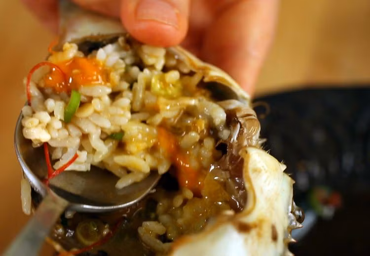 Tuy Ganjang gejang là món nhìn rất hấp dẫn nhưng không phải khách nước ngoài nào cũng dám thưởng thức. Bởi nguyên liệu món ăn làm hoàn toàn từ cua sống ngâm xì dầu lên men nên khi nhìn thịt cua sống thế này sẽ khiến nhiều thực khách ngần ngại.