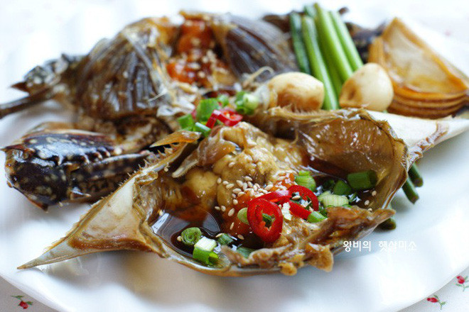 Cua tươi sau khi được rửa sạch sẽ được ngâm vào nước tương đã được đun sôi trước đó cùng nhiều hương liệu như cam thảo, rượu gạo, hành tây…. để qua đêm. Sau đó, người ta vớt cua ra, chỉ đun sôi phần nước tương rồi lại cho cua vào ngâm tiếp.