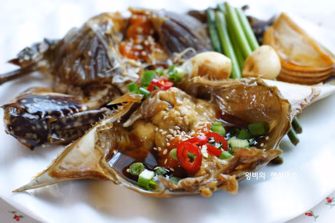 Cua tươi sau khi được rửa sạch sẽ được ngâm vào nước tương đã được đun sôi trước đó cùng nhiều hương liệu như cam thảo, rượu gạo, hành tây…. để qua đêm. Sau đó, người ta vớt cua ra, chỉ đun sôi phần nước tương rồi lại cho cua vào ngâm tiếp.