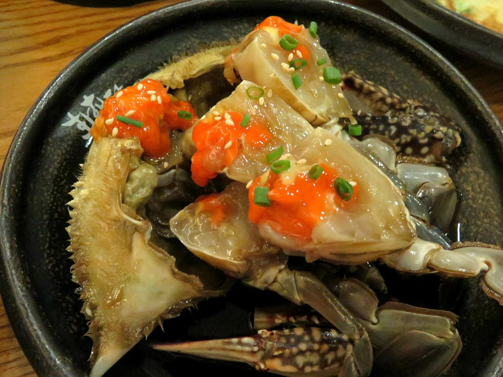 Nhưng với người đã ăn quen thì “ganjang gejang” thực sự là món ăn “gây nghiện” bởi hương vị đậm đà và sự béo ngậy đặc trưng từ gạch cua. Nguồn ảnh: Internet. Mời độc giả theo dõi Video "Chế biến món ngon từ nấm đông cô". Nguồn: VTC.