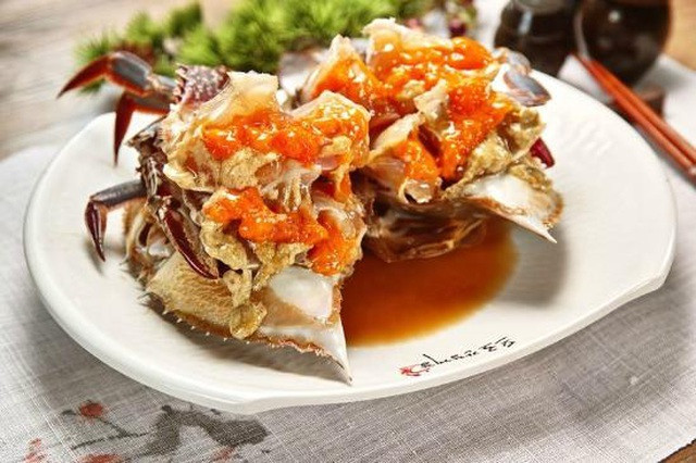 Được biết, đây là món ăn xuất hiện từ thế kỷ 17. Người Hàn mê món ăn này tới mức tại Seoul có nguyên một con phố chỉ bán riêng “cua ngâm tương”. Họ cho rằng, tính hàn của thịt cua sẽ giúp cơ thể thanh mát, xóa đi cái nóng nực ngày hè.