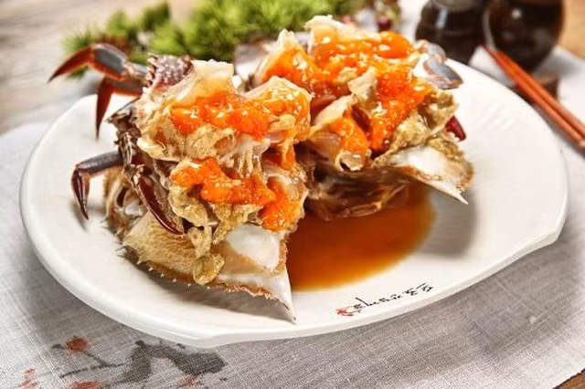 Được biết, đây là món ăn xuất hiện từ thế kỷ 17. Người Hàn mê món ăn này tới mức tại Seoul có nguyên một con phố chỉ bán riêng “cua ngâm tương”. Họ cho rằng, tính hàn của thịt cua sẽ giúp cơ thể thanh mát, xóa đi cái nóng nực ngày hè.