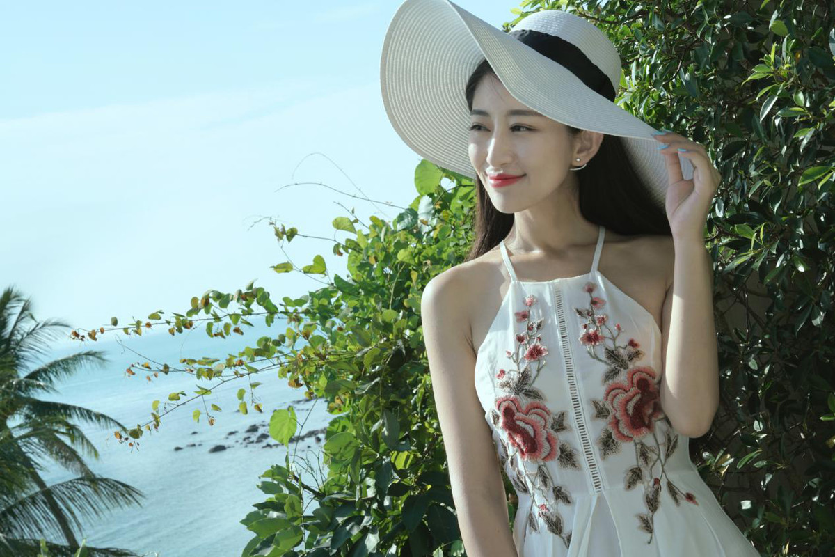 Không chỉ mặc đồ đẹp, nữ MC xứ Trung còn kết hợp với phụ kiện mũ.