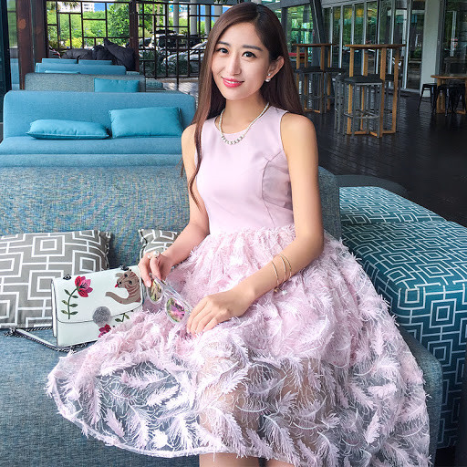 Cô diện váy hồng với phần chân váy hình chiếc lông diêm dúa.