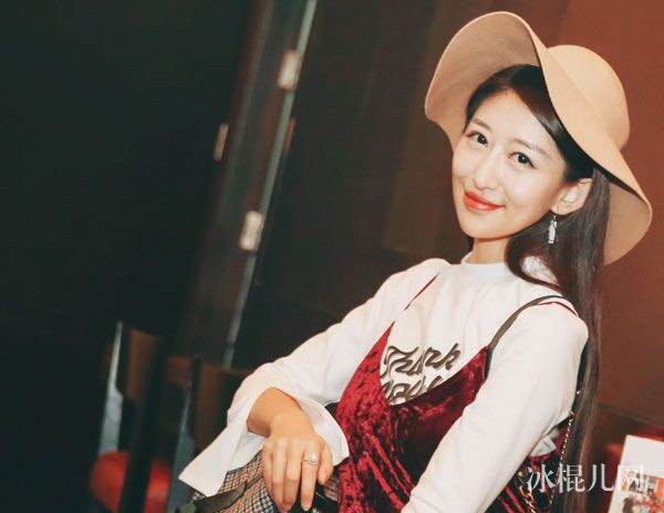 Uông Mộng Vân phối áo trắng với váy yếm đỏ cực nữ tính và không thể thiếu chiếc mũ vành rộng.