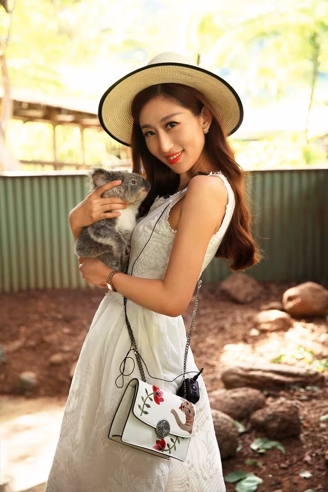 Trong các set đồ của nữ MC dường như không thể thiếu chiếc mũ cói hợp thời trang.