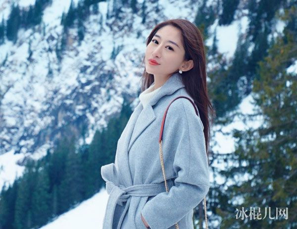 Người đẹp có phong cách thời trang thanh lịch, sang chảnh.