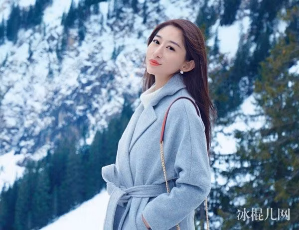 Người đẹp có phong cách thời trang thanh lịch, sang chảnh.