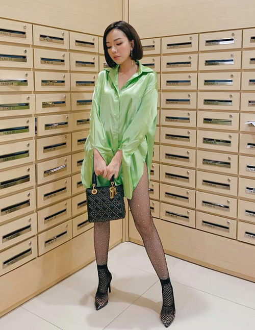 Băng Di trông cực chất với chiếc váy sơ mi xanh neon, kết hợp quần tất đính đá lấp lánh.