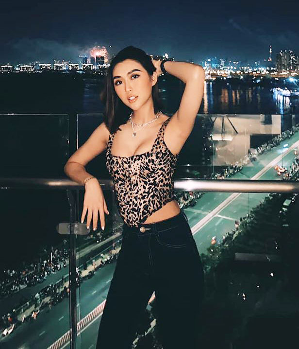 Tường Linh lựa chọn chiếc áo họa tiết da báo vừa cá tính vừa gợi cảm.