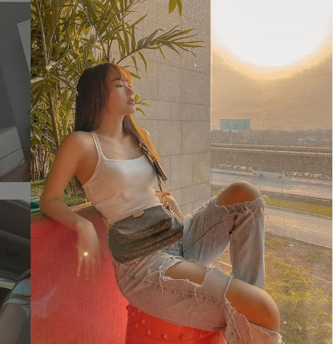 Ca sĩ Minh Hằng cực cá tính khi phối áo hai dây với quần jean rách gối. Ảnh: FBNV. Video "Minh Hằng chia sẻ về phong cách thời trang". Nguồn: VTC.